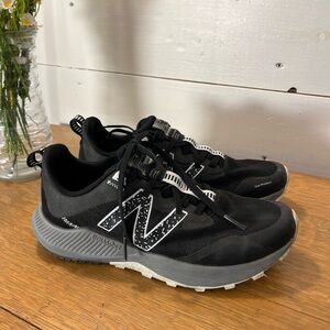 NEW BALANCE DYNASOFT TRAIL RUNNING SHOES – SIZE 10 (WOMEN)